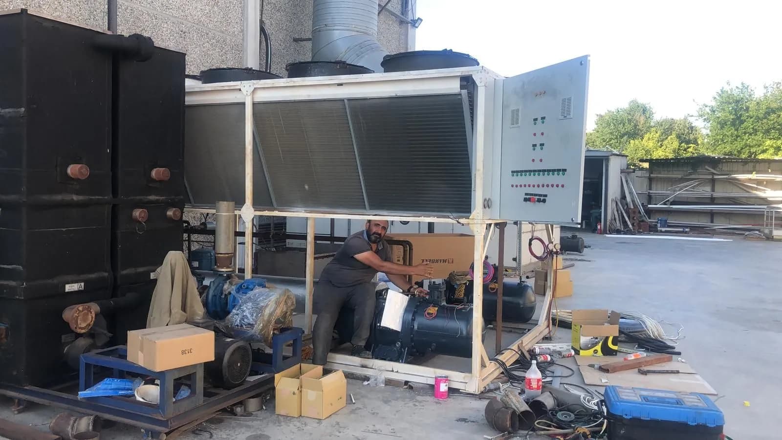 Hava soğutmalı chiller grubunda sahada onarım yapan Aktek teknisyeni