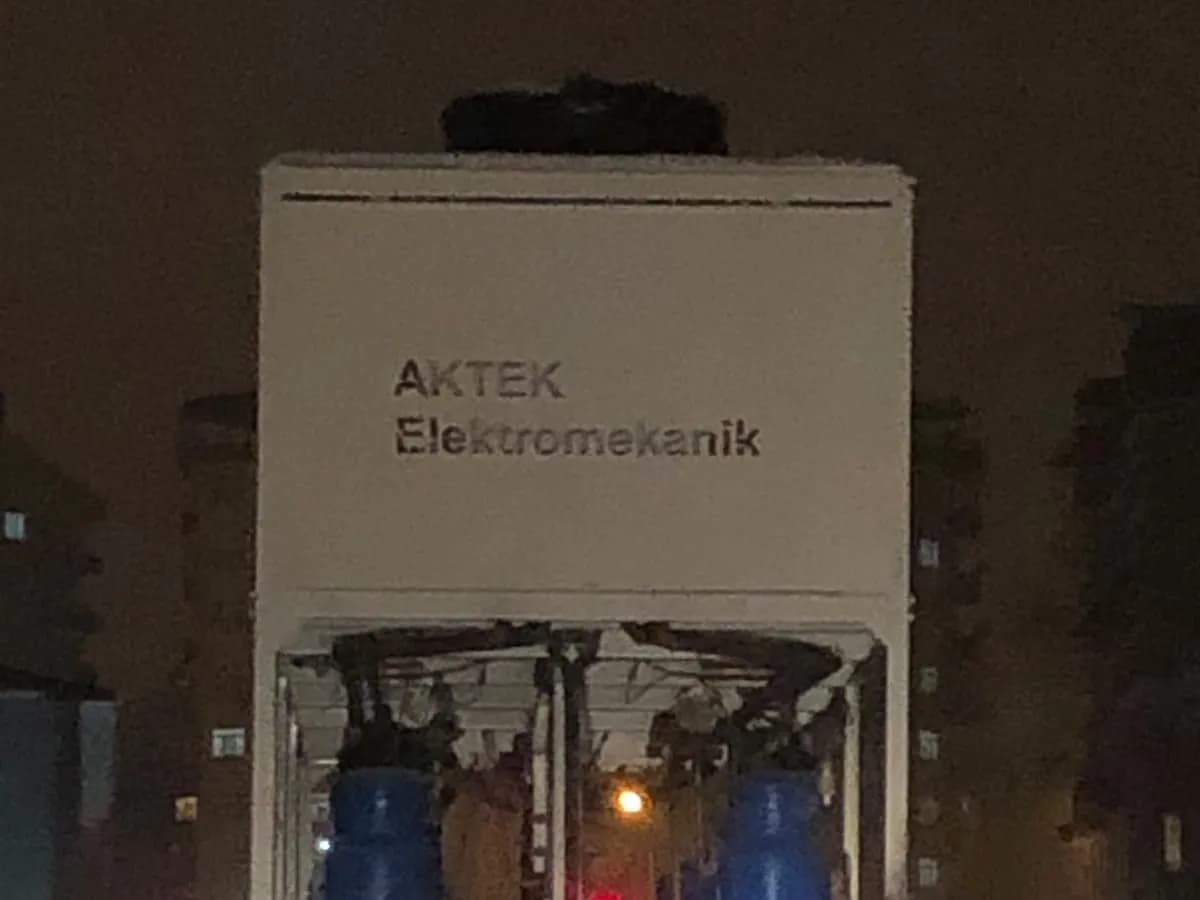 Gece devreye alınan, üzerinde Aktek Elektromekanik yazan chiller grubu