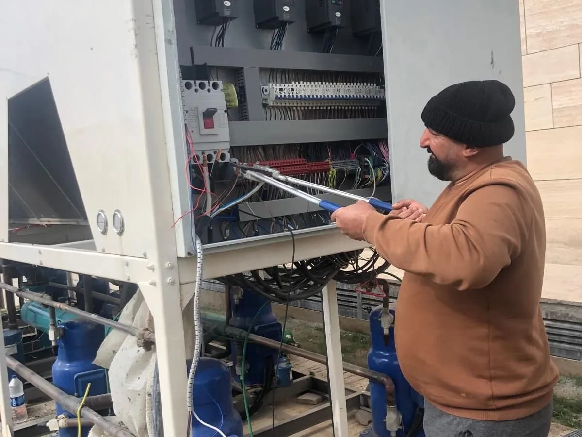 Chiller kontrol panosunda ölçüm yapan Aktek teknisyeni